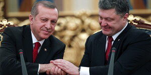 Petro Poroschenko legt seine Hand auf die Hand von Recep Tayyip Erdoğan