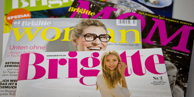 Verschiedene Magazine liegen übereinander. Darunter Brigitte und Brigitte woman