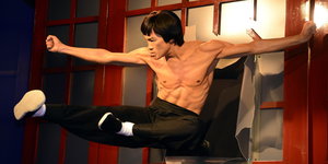 Bruce Lee als Wachsfigur in Kampfkunstpose