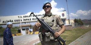 Ein türkischer Soldat vor dem Gefängniskomplex in Aliaga (Provinz Izmir), wo Andrew Brunson einsitzt