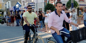 Emmanuel Macron und Alexandre Benalla fahren Fahrrad