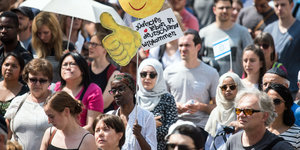 Menschen demonstrieren beim Tag der Kippa in Bonn