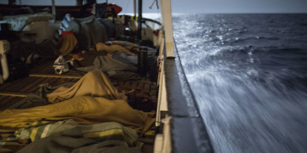 Menschen bei Nacht an Bord eines Schiffes