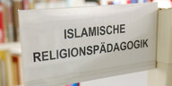 Ein Schild mit der Aufschrift "Islamische Religionspädagogik".