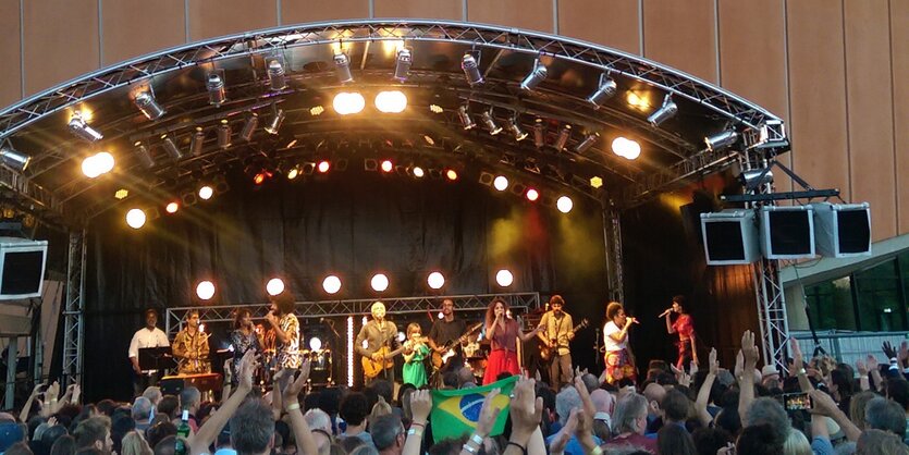 Gilberto Gil auf der Bühne im Haus der Kulturen der Welt