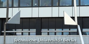 Ein Gebäude der Technischen Universität von außen