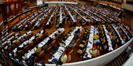 Neue Verfassung in Kuba: viele Menschen in einem großen Saal an Tischen