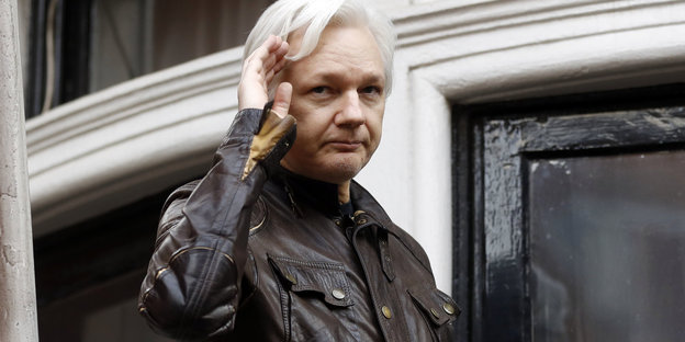 Julian Assange salutiert