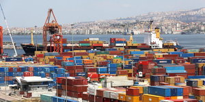 An einem Hafen stehen dutzende Container