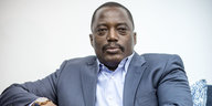 Joseph Kabila sitzt auf einem Sofa