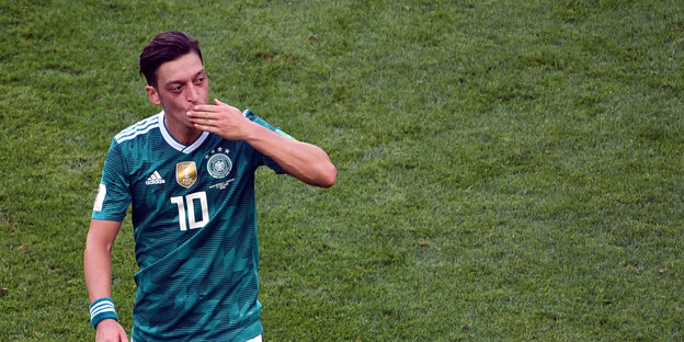 Mesut Özil küsst seine Fingerspitzen