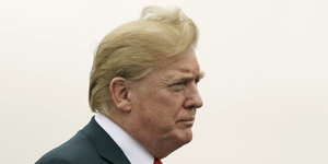 Donald Trumps Frisur weht im Wind