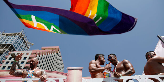 Vier schwule Männer beim Tel Aviv Pride