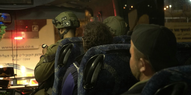 Das von der israelischen Armee herausgegebene Foto zeigt Menschen, die von israelischen Soldaten vor den Kämpfen in Syrien in Sicherheit gebracht werden