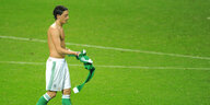 Mesut Özil zieht das Trikot aus - und tritt aus der deutschen Nationalmannschaft zurück