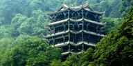 Ein asiatisches Gebäude im Wald