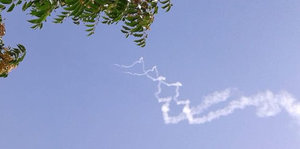 Zwei Rauchschwaden zweier Patriot-Abwehrrakten sind im Himmel zu sehen