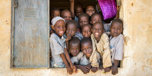 Kinder im Fenster einer Grundschule in Nigeria