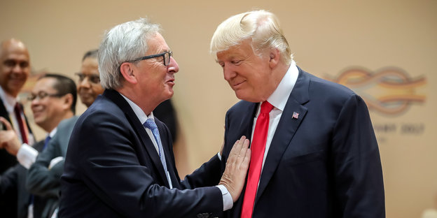 Donald Trump und Jean-Claude Juncker scherzen miteinander
