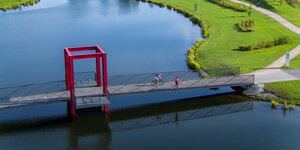 Eine Brücke für Radfahrerinnen für über einen idylischen See