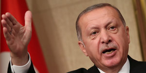 Erdoğan spricht mit erhobener rechter Hand