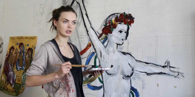 Oksana Schatschko 2012 in ihrer Kiewer Wohnung vor einem von ihr gemalten Wandgemälde