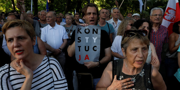Menschen protestieren mit Schildern vor dem Senat in Warschau, Polen, für freie Gerichte