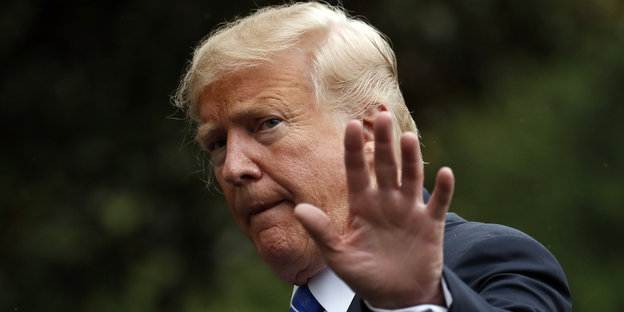 US-Präsident Trump streckt auf Schulterhöhe abwehrend den Arm aus