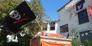 Piratenflagge mit Buntstiften statt Knochen