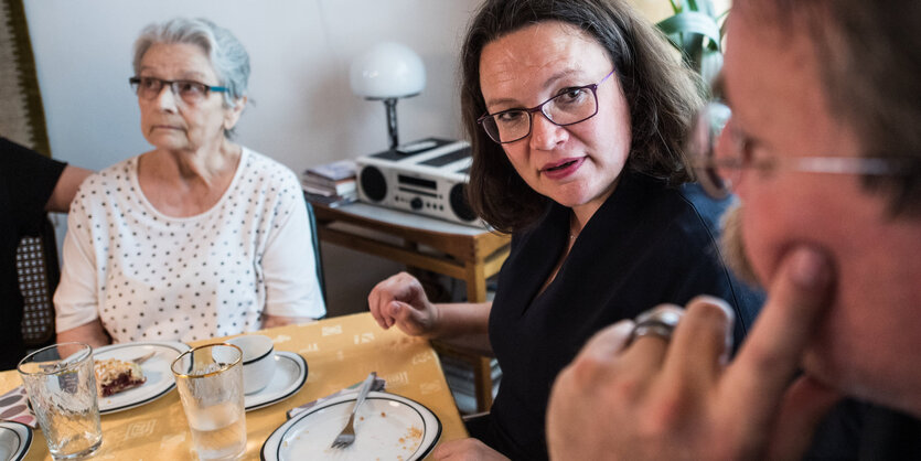 Andrea Nahles im Gespräch mit Menschen an einem Tisch