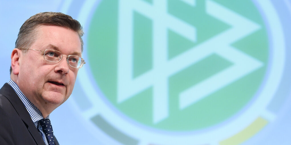 Reinhard Grindel im Porträt - leicht nach rechts gekippt