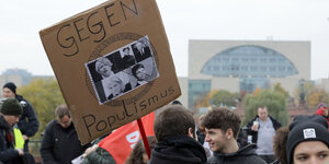 Demonstrierende vor dem Kanzleramt mit einem Plakat , das den Slogan „Gegen Populismus“ trägt