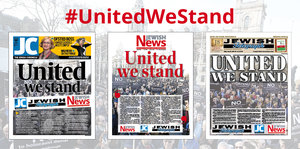 Titelseiten dreier Zeitungen mit der Überschrift „United We Stand“
