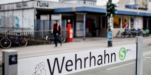Auf einem Schild steht „Wehrhahn“. Es ist der Name des Tatorts, einem S-Bahnhof in Düsseldorf