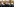Polizisten stehen vor Demonstranten mit Flaggen