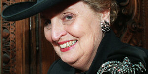 Madeleine Albright trägt Glitzerbrosche und Cowboyhut. Jetzt hat sie ein Buch geschrieben mit dem Titel "Faschismus. Eine Warnung"