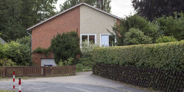 Ein älteres Haus ist von außen zu sehen, davor Hecke und Straße Ein älteres Haus ist von außen zu sehen, davor Hecke und Straße