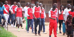 Eine Gruppe ruandischer Fans mit Trikots des Fußballklubs Arsenal