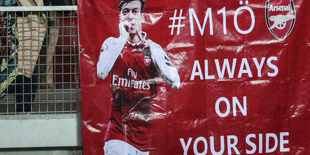 Arsenal-Fans halten ein Plakat mit der Aufschrift "Always on your side" für Özil