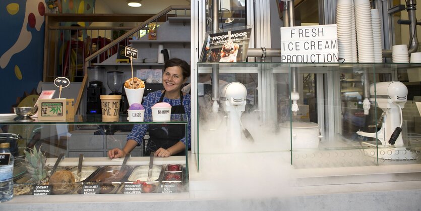 Die Theke einer Eisdiele, in der Mitte erzeugt ein Gerät Nebel