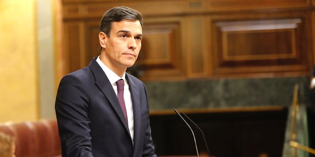Pedro Sánchez steht am Rednerpult im spanischen Parlament