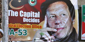 Ein Wahlplakat in Pakistan