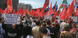 Ein Teilnehmer einer Demonstration gegen die Rentenreform hält ein Transparent mit der Aufschrift: „Russland braucht eine Polizei- und Gerichtsreform, keine Rentenreform“