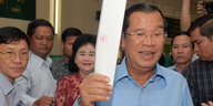 Hun Sen, Ministerpräsident von Kambodscha, gibt in einem Wahllokal seinen Stimmzettel ab