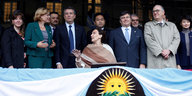 Foto der 29 AgrarministerInnen und die argentinische Fahne