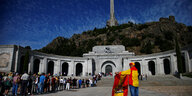 Vor einem Mausoleum stehen Personen an, daneben steht eine Person mit der Flagge Spaniens aus der Endphase der Diktatur Francos