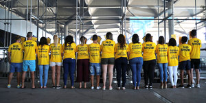 Ryanair-Mitarbeiter zeigen ihre gelben T-Shirts mit Protestsprüchen für Arbeitnehmerrechte