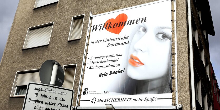 Tag gegen Menschenhandel - Plakat auf Hauswand