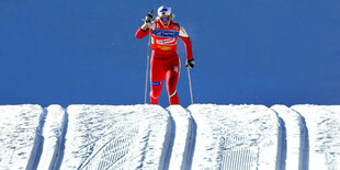 Vibeke Skofterud fährt beim Welt Cup 2004 in Italien auf Skiern bergab