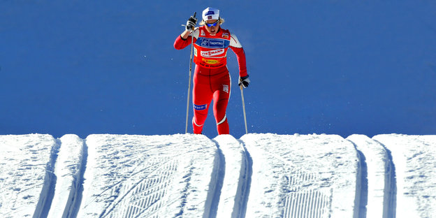 Vibeke Skofterud fährt beim Welt Cup 2004 in Italien auf Skiern bergab